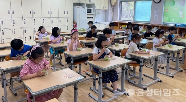 음성군, 초등학교 돌봄교실에 과일 간식 공급 개시